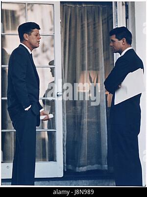 Washington, D.C. - U. S. Präsident John F. Kennedy und US-Justizminister Robert F. Kennedy im Oval Office Türrahmen am 28. März 1963. . Obligatorische Credit: Robert Knudsen - das Weiße Haus über CNP /MediaPunch Stockfoto