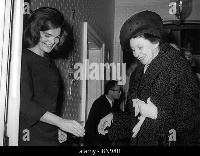 Ehemalige First Lady Jacqueline Bouvier Kennedy, links, begrüßt Laura Carta Camprino, Ehefrau von Präsident Antonio Segni Italiens, rechts, nach ihrem Georgetown in Washington, DC am 14. Januar 1964 nach Hause.  Frau Segni hatte Tee mit der ehemaligen First Lady für eine halbe Stunde während traf ihren Ehemann mit US-Präsident Lyndon B. Johnson im Weißen Haus. Bildnachweis: Benjamin E. "Gen" Forte / CNP /MediaPunch Stockfoto