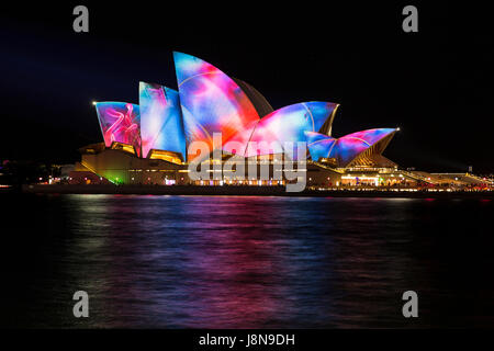 Vivid Sydney Light Festival im Jahr 2017 wird das Sydney Opera House in immersive Lichtinstallationen getaucht, während Licht auf die Fassade des Gebäudes projiziert wird. Das Vivid Sydney Festival ist eine jährliche Veranstaltung, die Hunderttausende an der Veranstaltung über einen Zeitraum von drei Wochen anzieht. Sydney, NSW, Australien Stockfoto