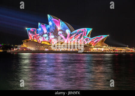 Vivid Sydney Light Festival im Jahr 2017 wird das Sydney Opera House in immersive Lichtinstallationen getaucht, während Licht auf die Fassade des Gebäudes projiziert wird. Das Vivid Sydney Festival ist eine jährliche Veranstaltung, die Hunderttausende an der Veranstaltung über einen Zeitraum von drei Wochen anzieht. Sydney, NSW, Australien Stockfoto