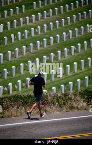 San Diego, Vereinigte Staaten von Amerika. 28. Mai 2017. Läufer Joggen neben Fort Rosecrans National Cemetery, der mit amerikanischen Flaggen durch Memorial Day im Mai 2017 geschmückt ist. | Nutzung weltweit Credit: Dpa/Alamy Live-Nachrichten Stockfoto