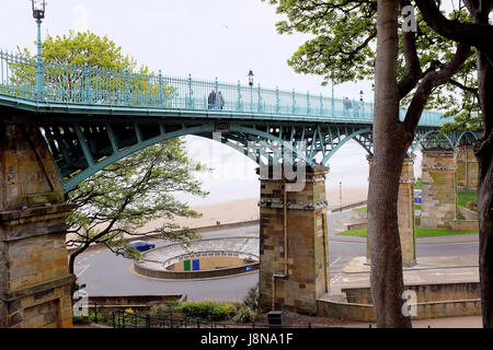 Scarborough, Yorkshire, Großbritannien. 8. Mai 2017.  Die seltenen Gusseisen Multi span Brücke Steg St. Nicholas Klippe im Spar und Süden führenden entnommen. Stockfoto