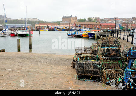 Scarborough, Yorkshire, Großbritannien. 8. Mai 2017.  Die seltenen Gusseisen Multi span Brücke Steg St. Nicholas Klippe im Spar und Süden führenden entnommen. Stockfoto