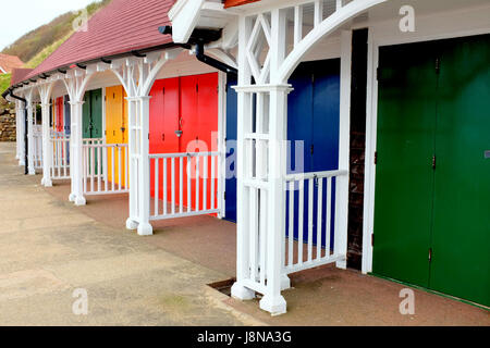 Scarborough, Yorkshire, Großbritannien. 8. Mai 2017.  Die seltenen Gusseisen Multi span Brücke Steg St. Nicholas Klippe im Spar und Süden führenden entnommen. Stockfoto