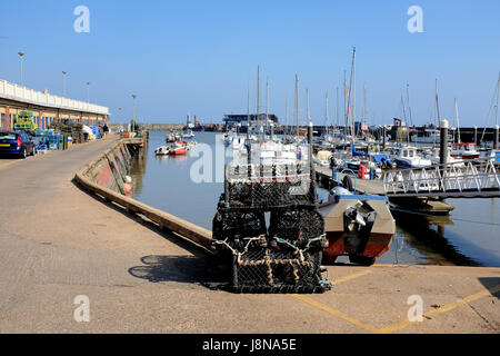 Scarborough, Yorkshire, Großbritannien. 8. Mai 2017.  Die seltenen Gusseisen Multi span Brücke Steg St. Nicholas Klippe im Spar und Süden führenden entnommen. Stockfoto