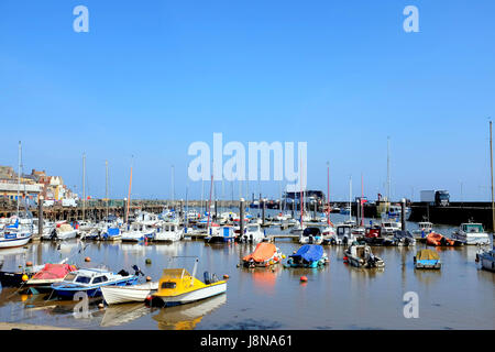 Scarborough, Yorkshire, Großbritannien. 8. Mai 2017.  Die seltenen Gusseisen Multi span Brücke Steg St. Nicholas Klippe im Spar und Süden führenden entnommen. Stockfoto