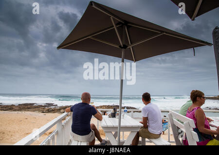 Mossel Bay - Südafrika, 27. Januar 2015: Younge paar suchen am Strand Stockfoto