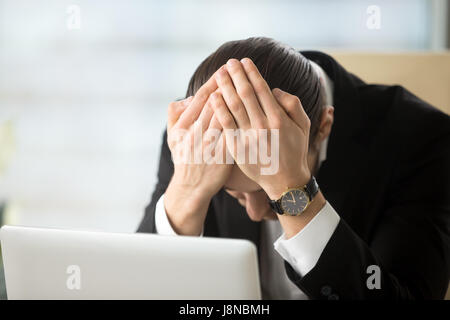 Geschäftsmann schockiert wegen Insolvenz der Firma Stockfoto