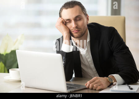 Müde Männer Unternehmer schlummert bei der Arbeit Stockfoto