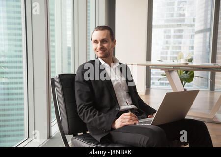 Unternehmer, die im Büro von glücklichen Zukunft träumen Stockfoto