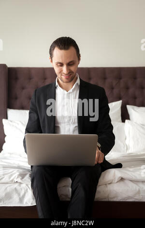 Business Tourismus arbeiten am Laptop im Hotelzimmer Stockfoto