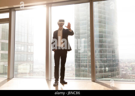 Mann in VR Kopfhörer genießt interior 3d Visualisierung Stockfoto