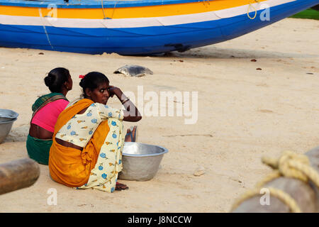 PURI, Indien - 19. Dezember 2009: armen indischen Fischer warten am Strand für die Boote, die vom Fischfang zurückkehren Stockfoto