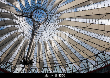 BERLIN, 24. APRIL: Dach das Sony Center am Potsdamer Platz in Berlin Mitte am 24. April 2017. Stockfoto