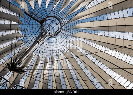 BERLIN, 24. APRIL: Dach das Sony Center am Potsdamer Platz in Berlin Mitte am 24. April 2017. Stockfoto