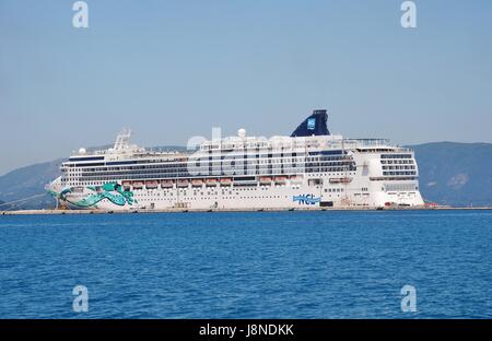 Norwegian Cruise Lines Schiff Norwegian Jade vor Anker im Hafen von Kerkira auf der griechischen Insel Korfu am 23. Juni 2014. Stockfoto