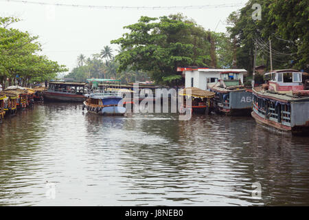 Editorial: ALAPPUZHA, KERALA, Indien, 9. April 2017 - Boote für den öffentlichen Nahverkehr als auch für Touristen, auf einem Kanal in Alappuzha Stockfoto