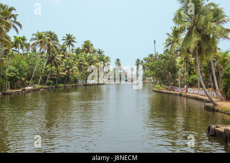 Editorial: ALAPPUZHA, KERALA, Indien, 9. April 2017 - Navigation auf einem Kanal in Alappuzha mit anderen Hausbooten Stockfoto