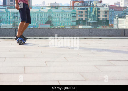 Männliche Beine auf Gyroboard. Stockfoto