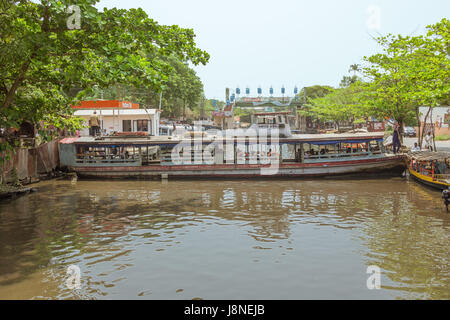 Editorial: ALAPPUZHA, KERALA, Indien, 9. April 2017 - öffentliche Verkehrsmittel-Boot über einen Kanal alle Verkehrsbehinderung in Alappuzha Stockfoto