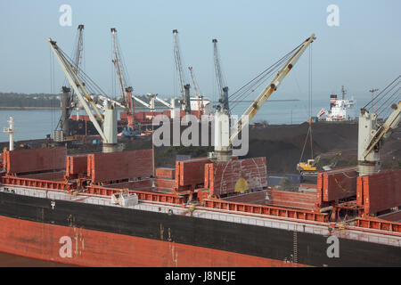 Laden Aktivitäten auf Frachtschiffe im Hafen von New Mangalore Stockfoto