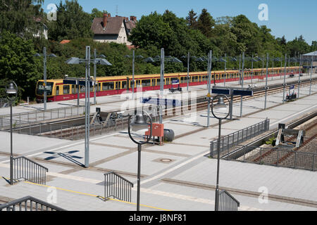 Berlin, Deutschland - 27. Mai 2017: S-Bahn-Zug am Terminal Bahnhof Olympiastadion (Olympiastadion) in Berlin, Deutschland. Stockfoto