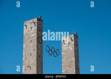 Berlin, Deutschland - 27. Mai 2017: Olympische Ringe am Olympiastadion (Olympiastadion) in Berlin, Deutschland Stockfoto