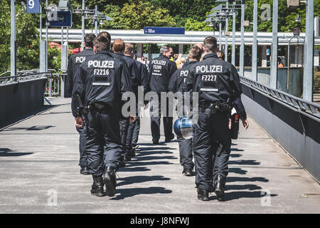 Berlin, Deutschland - 27. Mai 2017: Gruppe von deutschen riot Polizei von hinten am Olympiastadion (Olympiastadion) in Berlin, Deutschland Stockfoto