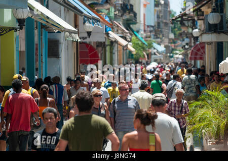 Havanna - ca. Juni 2011: Touristen und einheimische Publikum auf Calle Obispo, die Fußgängerzone Durchgangsstraße in Alt-Havanna, gesäumt von Geschäften und Restaurants. Stockfoto