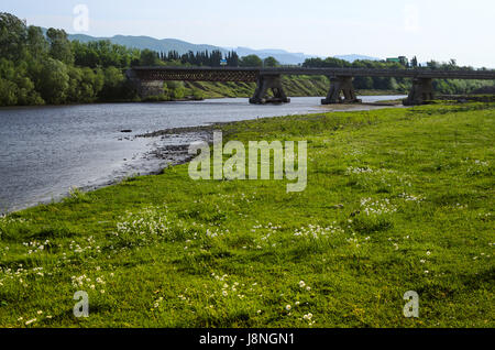 Auto-Brücke über den georgischen River. Georgien Stockfoto