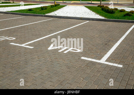 Leeren Parkplatz durch weiße Streifen Markierungen getrennt. Der Parkplatz hat eine Inschrift VIP Stockfoto