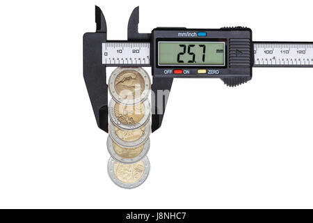 Die digitale Bremssattel misst den Durchmesser der 5 Euro-Münzen mit einem Nominalwert von 2 Euro. Objekte, die isoliert auf weißem Hintergrund Stockfoto