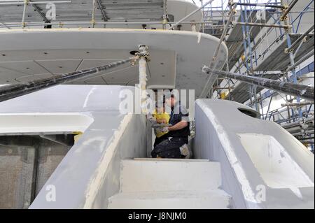 Viareggio (Toskana, Italien), Overmarine Werften, Bau von großen Luxus-Yachten Stockfoto