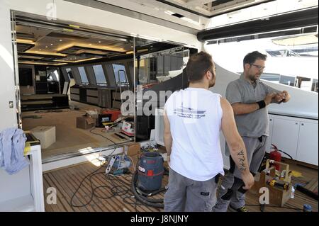 Viareggio (Toskana, Italien), Overmarine Werften, Bau von großen Luxus-Yachten Stockfoto
