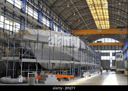 Viareggio (Toskana, Italien), Overmarine Werften, Bau von großen Luxus-Yachten Stockfoto