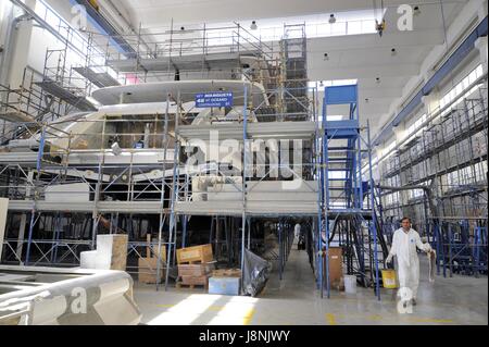 Viareggio (Toskana, Italien), Overmarine Werften, Bau von großen Luxus-Yachten Stockfoto