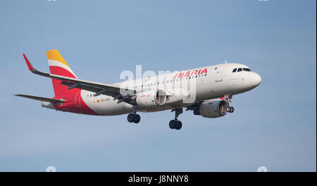 Iberia Airbus A320 EC-LXQ im Endanflug auf den Flughafen London-Heathrow LHR Stockfoto