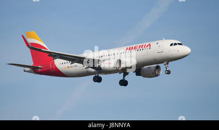 Iberia Airbus A320 EC-LXQ im Endanflug auf den Flughafen London-Heathrow LHR Stockfoto