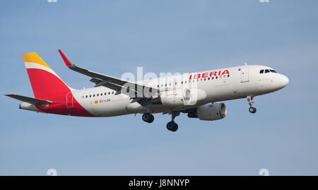 Iberia Airbus A320 EC-LXQ im Endanflug auf den Flughafen London-Heathrow LHR Stockfoto