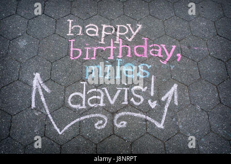 Alles Gute zum Geburtstag Miles Davis gezeichnet mit Kreide auf dem Boden im Washington Square Park in Greenwich Village, Manhattan, New York City Stockfoto
