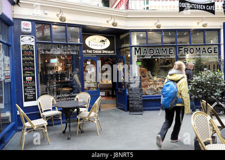 Madame Fromage Käse Fachgeschäft in Burg Arcade, Cardiff Wales UK KATHY DEWITT Stockfoto