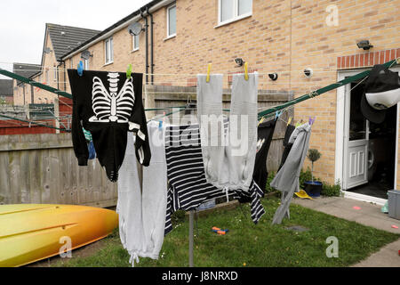 Blick auf kleine Familiengarten mit Klamotten zu waschen Linie, Hintertür und Kajak in Cardiff UK KATHY DEWITT eingezäunt Stockfoto
