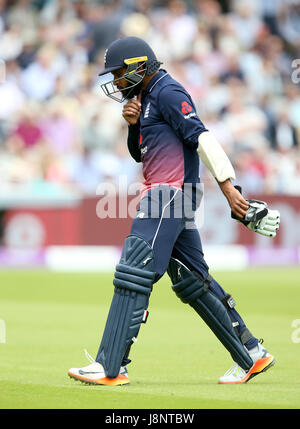 Englands Adil Rashid Spaziergänge abseits des Feldes nach dem Fang während der One Day International im Lord, London. Stockfoto
