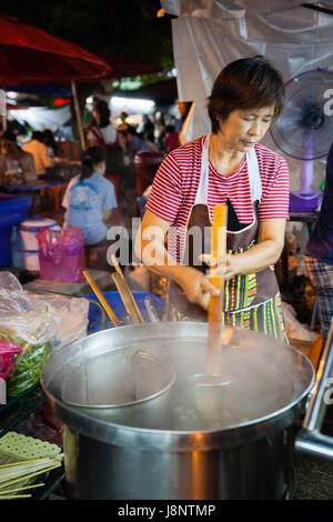 CHIANG MAI, THAILAND - 27 AUGUST: Frau kocht am Sonntagsmarkt (Walking Street) am 27. August 2016 in Chiang Mai, Thailand. Stockfoto