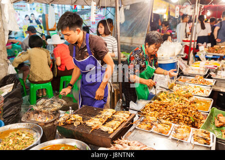 CHIANG MAI, THAILAND - 27 AUGUST: Man kocht Garnelen auf dem Grill am Sonntagsmarkt (Walking Street) am 27. August 2016 in Chiang Mai, Thailand. Stockfoto