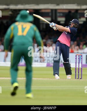 Englands David Willey zucken während der One Day International im Lord, London. Stockfoto