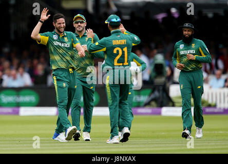 Südafrikas Wayne Parnell feiert mit Jean-Paul Duminy nach dem Fang, Englands David Willey (nicht abgebildet) während die One Day International im Lord, London. Stockfoto