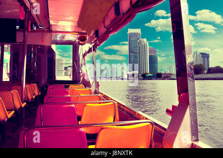 Die Stadt Bangkok. Chao Praya Fluss und Boot. Wolkenkratzer Stockfoto