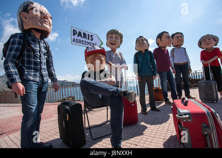 Taormina, Italien. 26. Mai 2017. Oxfams gegen Donald Trump Unentschlossenheit auf Klima-Abkommen von Paris. Bildnachweis: Antonio Melita/Pacific Press/Alamy Live-Nachrichten Stockfoto