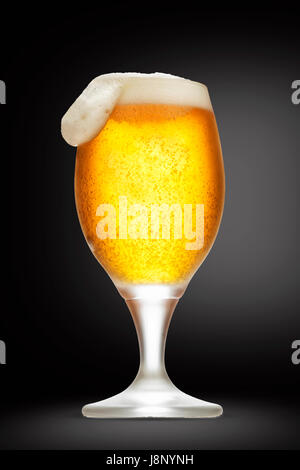 Glas Bier mit Schaum auf der linken Seite auf schwarzem Hintergrund isoliert Stockfoto